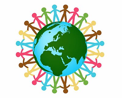 Weltbevölkerung und Diversität: Chancen und Herausforderungen Dieses Bild zeigt eine Gruppe von stilisierten menschlichen Figuren, die sich an den Händen halten und einen Kreis um einen Globus bilden. Die Figuren sind in verschiedenen Farben dargestellt und symbolisieren Vielfalt und Einheit. Der Globus in der Mitte steht für die Erde und betont das Konzept der globalen Gemeinschaft und Zusammenarbeit. Das Bild vermittelt eine Botschaft der Harmonie und des Zusammenhalts unter den Menschen weltweit.