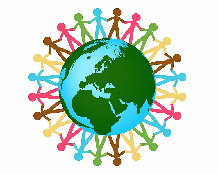 Weltbevölkerung und Diversität: Chancen und Herausforderungen Dieses Bild zeigt eine Gruppe von stilisierten menschlichen Figuren, die sich an den Händen halten und einen Kreis um einen Globus bilden. Die Figuren sind in verschiedenen Farben dargestellt und symbolisieren Vielfalt und Einheit. Der Globus in der Mitte steht für die Erde und betont das Konzept der globalen Gemeinschaft und Zusammenarbeit. Das Bild vermittelt eine Botschaft der Harmonie und des Zusammenhalts unter den Menschen weltweit.