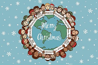 Eine illustrierte Weihnachtskarte zeigt eine Gruppe von Personen aus verschiedenen Kulturen und Ländern, die sich um einen Globus herum die Hände reichen. Die illustrierten Personen tragen winterliche Kleidung wie Mützen, Schals und Pullover. Um den Globus herum sind in verschiedenen Sprachen die Worte „Frohe Weihnachten“ auf Bändern geschrieben, darunter „Merry Christmas“, „Joyeux Noël“, „Feliz Navidad“ und weitere. Der Hintergrund ist hellblau und mit weißen Schneeflocken und Schneesternen verziert. Im Zentrum des Globus steht in großer, weißer Schrift „Merry Christmas“.