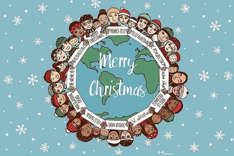 Eine illustrierte Weihnachtskarte zeigt eine Gruppe von Personen aus verschiedenen Kulturen und Ländern, die sich um einen Globus herum die Hände reichen. Die illustrierten Personen tragen winterliche Kleidung wie Mützen, Schals und Pullover. Um den Globus herum sind in verschiedenen Sprachen die Worte „Frohe Weihnachten“ auf Bändern geschrieben, darunter „Merry Christmas“, „Joyeux Noël“, „Feliz Navidad“ und weitere. Der Hintergrund ist hellblau und mit weißen Schneeflocken und Schneesternen verziert. Im Zentrum des Globus steht in großer, weißer Schrift „Merry Christmas“.