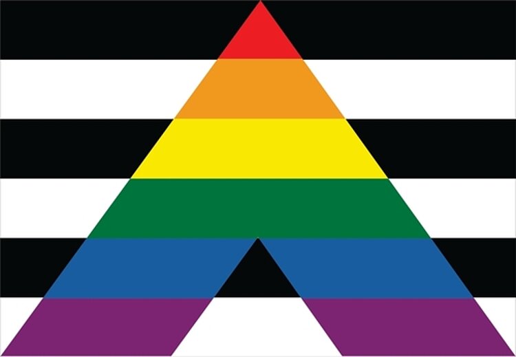 Allyship – Verbündete im Kampf für Gerechtigkeit Eine Flagge mit horizontalen schwarz-weißen Streifen, die das Muster der Heterosexualität symbolisieren. Im Zentrum der Flagge befindet sich ein großes, dreieckiges "A" aus den Farben des Regenbogens, das für Allyship (Verbündete) in der LGBTQIA+-Community steht. Das "A" schließt mit einem violetten Streifen ab, der die Unterstützung und Einheit symbolisiert.