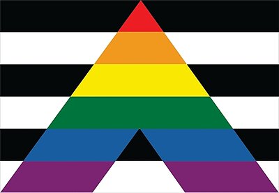 Allyship – Verbündete im Kampf für Gerechtigkeit Eine Flagge mit horizontalen schwarz-weißen Streifen, die das Muster der Heterosexualität symbolisieren. Im Zentrum der Flagge befindet sich ein großes, dreieckiges "A" aus den Farben des Regenbogens, das für Allyship (Verbündete) in der LGBTQIA+-Community steht. Das "A" schließt mit einem violetten Streifen ab, der die Unterstützung und Einheit symbolisiert.