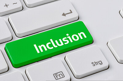Inklusion im Internet: Tipps für Barrierefreiheit und Vermeidung ableistischer Sprache Eine Tastatur mit einer gruenen Taste - Inclusion