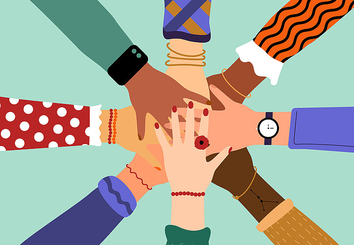 Illustration von sechs verschiedenen Händen, die sich in der Mitte treffen und halten, jede Hand trägt unterschiedliche Kleidung und Accessoires, symbolisierend Vielfalt und Einheit.
